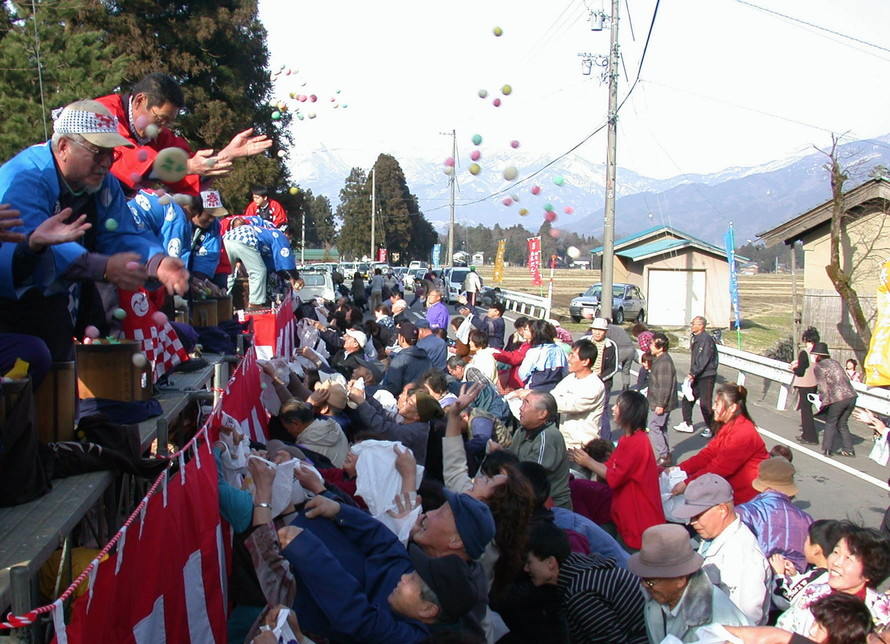 初午だんごまき